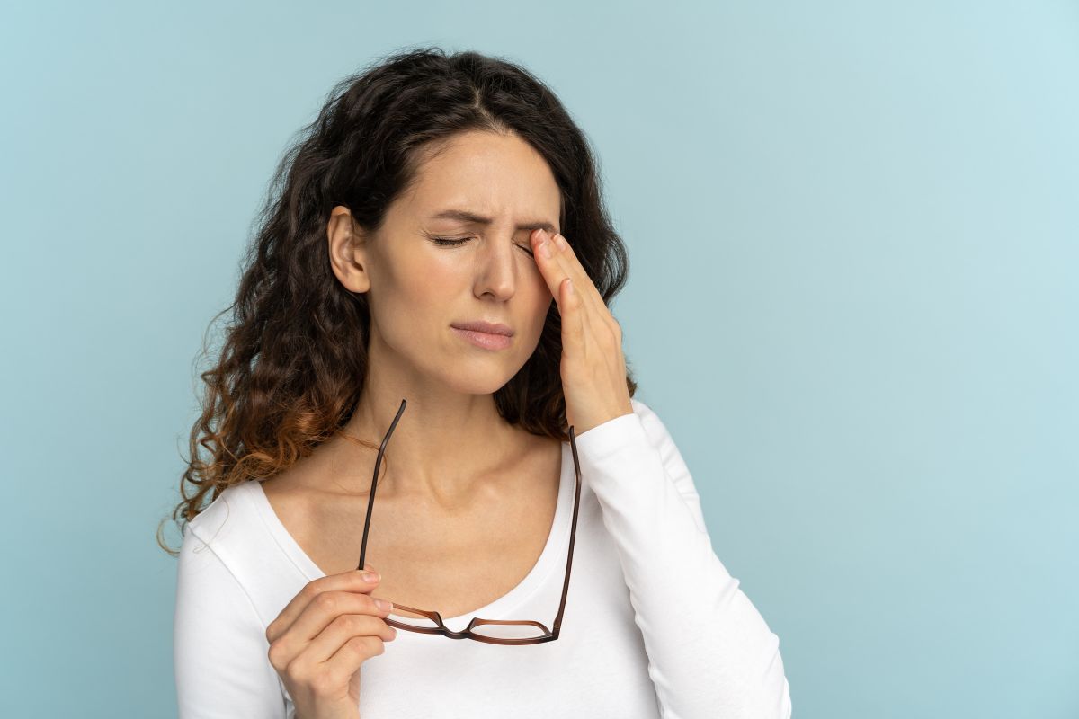 Must-Read for Contact Lens Users: How Screen Time Triggers Dry Eyes and Floaters